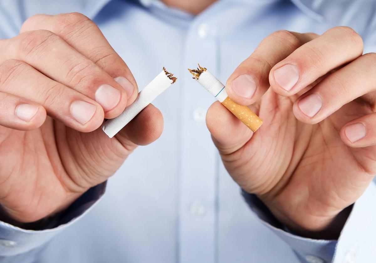 Un hombre rompe un cigarrillo, en una imagen de archivo.