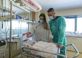 Tamara Franco y Jesús Robles, ayer en el servicio de Neonatología de La Arrixaca, con su hijo Jesús.