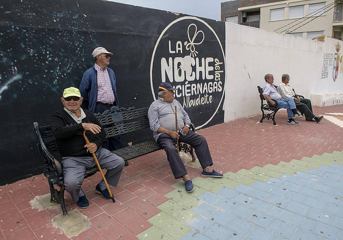 Vecinos de Albudeite comentan en la calle los hechos ocurridos en su localidad durante los últimos días.