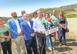 Morán, flanqueado por Vélez y Rives, ayer en El Llano del Beal, con otros miembros del PSRM.
