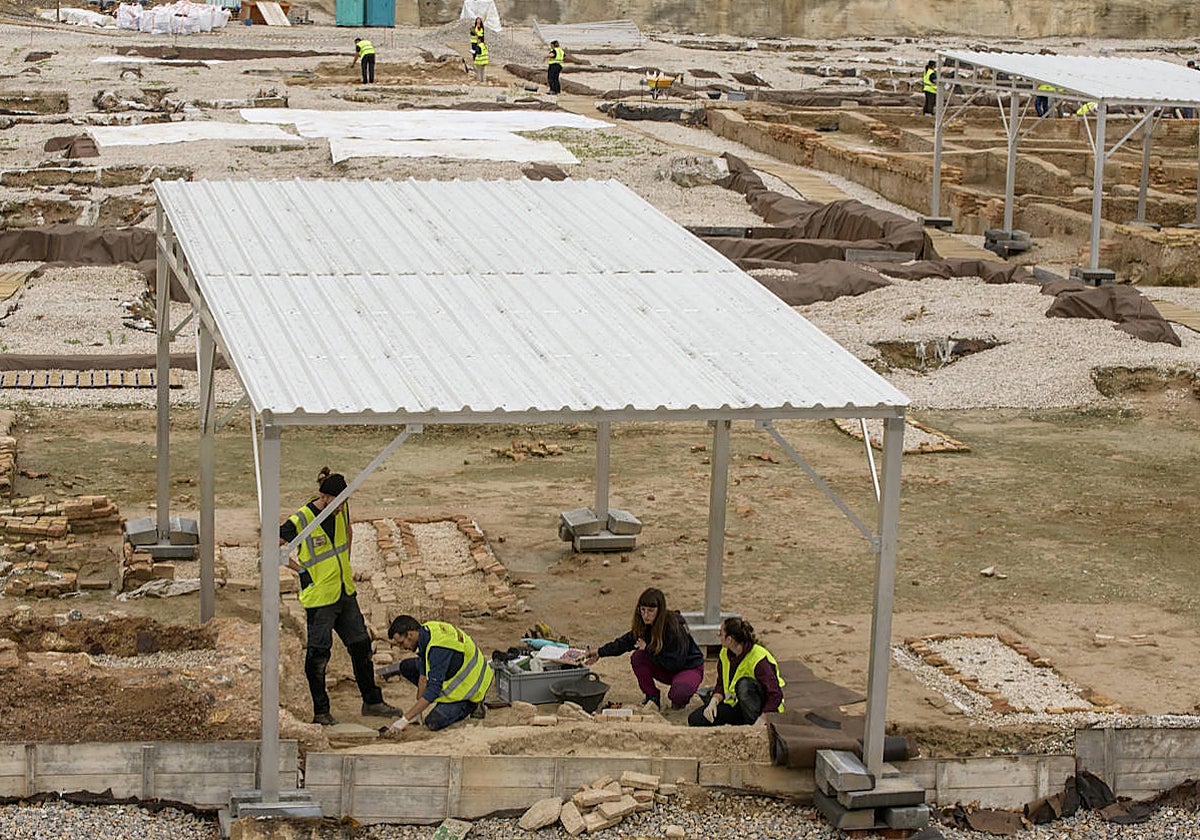 Los arqueólogos en una de las zonas donde se han reanudado las excavaciones.