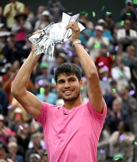 Imagen secundaria 2 - Carlos Alcaraz en Barcelona el pasado 23 de abril; en Buenos Aires el 19 de febrero; y en Indian Wells el pasado 19 de marzo. 