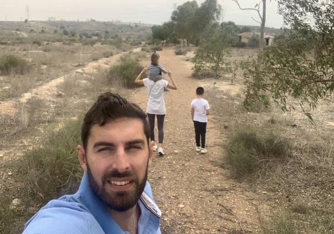The Vox candidate, José Ángel Antelo, is photographed with his family, this Saturday, during a walk.