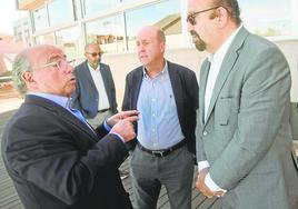 José Alcolea (i) charlando con Miguel Díaz, , el pasado mes de marzo en Murcia.