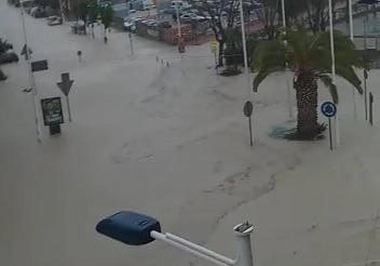 La lluvia anega varias calles en el centro de Molina.