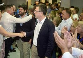 El candidato popular a la alcaldía de Murcia, José Ballesta, junto a Fernando López Miras, este domingo, celebra su victoria en las elecciones municipales.