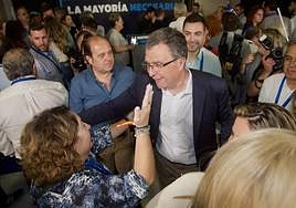 El candidato popular a la alcaldía de Murcia, José Ballesta, celebra la mayoría absoluta con afiliados y simpatizantes este domingo.