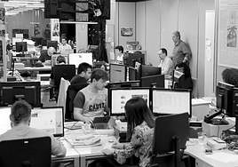 A la derecha, de pie, el director de LA VERDAD supervisa el trabajo de la Redacción.