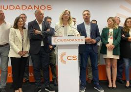 María José Ros y su equipo, este domingo, tras conocer el resultado de las elecciones.