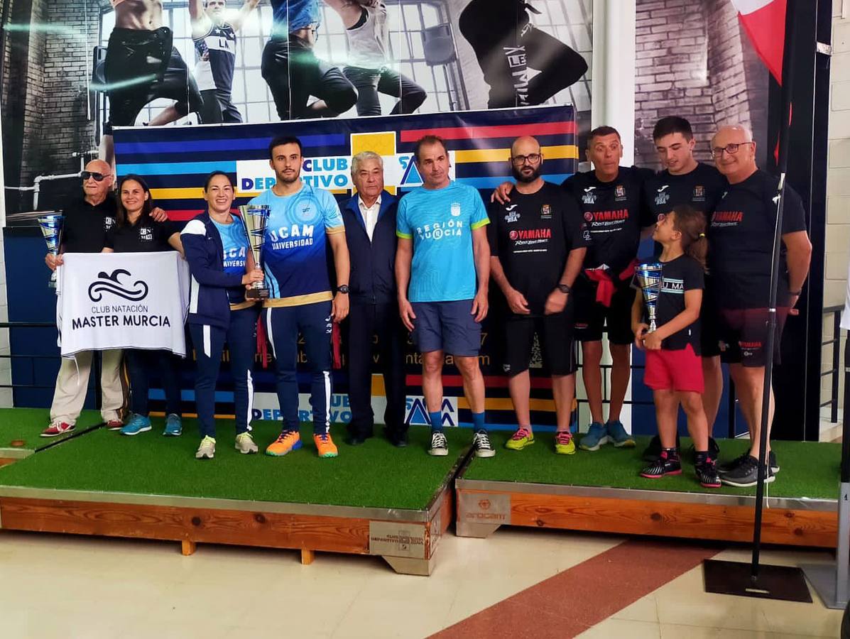 Podio. Nadadores de los tres primeros equipos clasificados en el Campeonato Regional Master de Cartagena.
