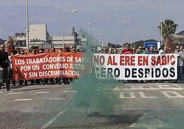 Los trabajadores de Sabic, con una pancarta, hoy en la puerta de acceso a la planta de La Aljorra.