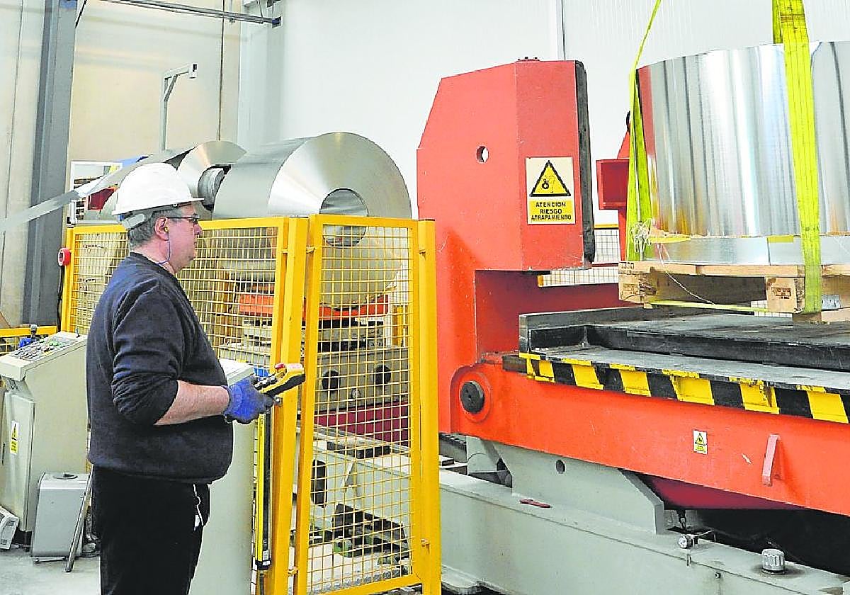 Descarga de bobinas metálicas en la fábrica de latas Bemasa, en Molina de Segura.