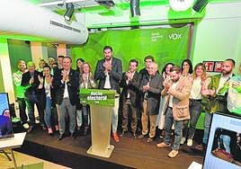 Luis Gestoso y José Ángel Antelo, en primer término, junto al resto de candidatos de Vox, en su comparecencia en la noche electoral del domingo, en Murcia.