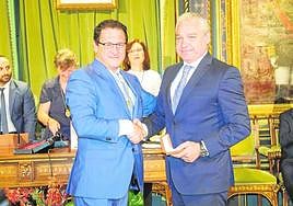 Gaspar Miras y Ginés Campillo se estrechan la mano tras su toma de posesión en junio de 2019.