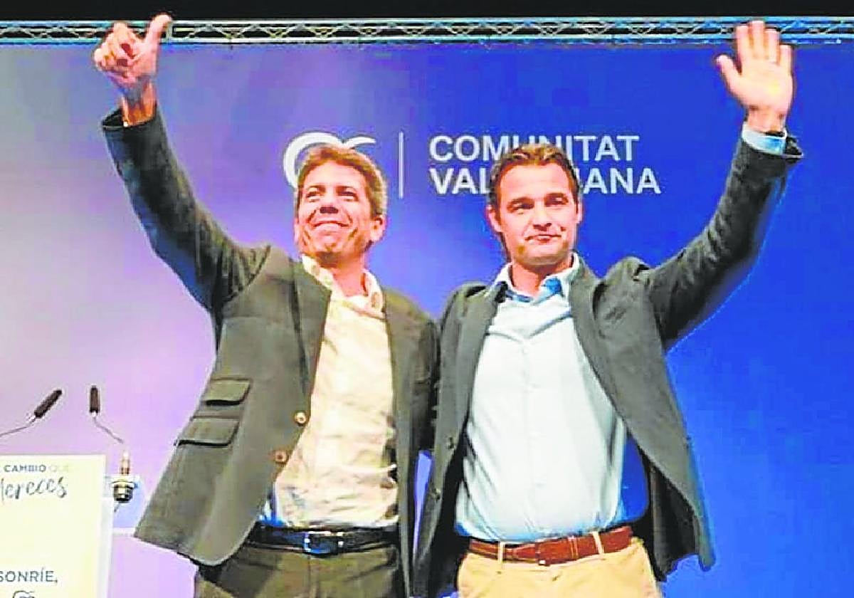 Eduardo Dolón y Carlos Mazón, juntos en el mitin que celebró el PP de Torrevieja el pasado jueves en el Teatro Municipal.