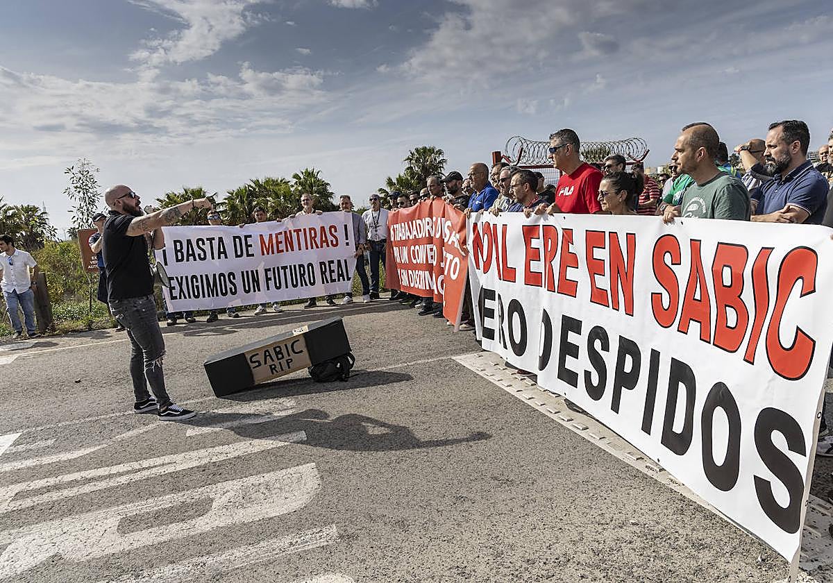Trabajadores de Sabic protestan por la ampliación del ERTE