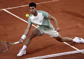 Carlos Alcaraz en su partido de primera ronda de Roland Garros 2023 contra Flavio Cobolli.