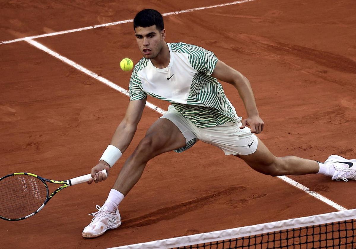 Carlos Alcaraz en su partido de primera ronda de Roland Garros 2023 contra Flavio Cobolli.