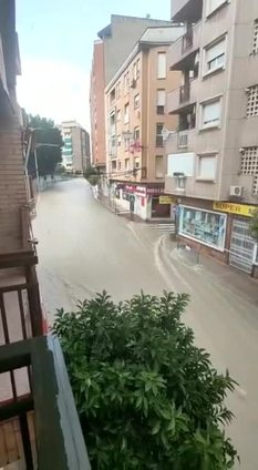 La lluvia anega la calle San Juan de Molina