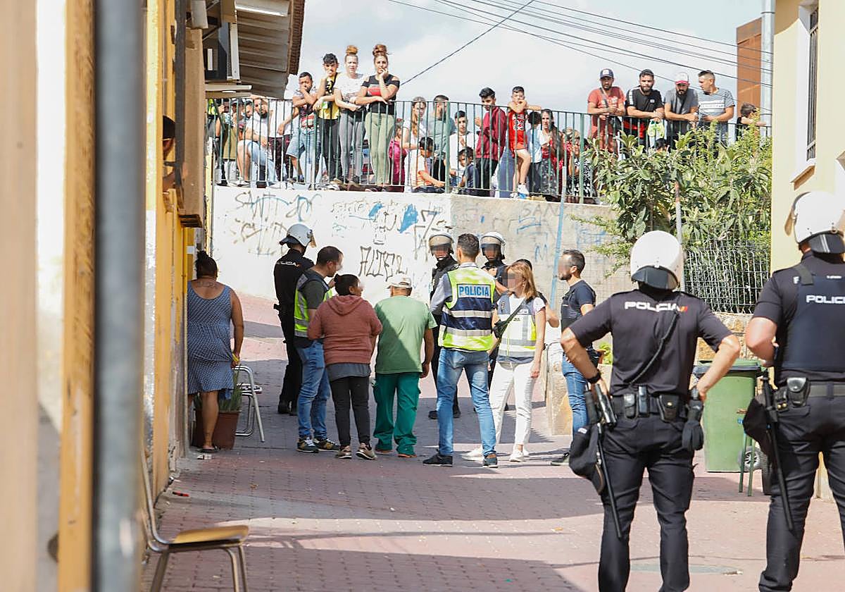 Agentes de la Policía Nacional realizaron el viernes una redada en el barrio de San Pedro en busca de más implicados en el crimen de Lorca.