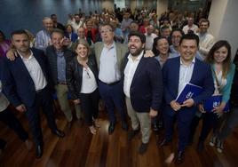 El presidente del Partido Popular de la Región de Murcia, Fernando López Miras (5d), acompañado por los alcaldes electos de Murcia, José Ballesta (4i); de Cartagena, Noelia Arroyo (3i); de Lorca, Fulgencio Gil (2i); de Caravaca de la Cruz, José Francisco García (i); el secretario general José Miguel Luengo (2d), y la coordinadora general Rebeca Pérez (d), entre otros, durante un momento de la Junta Directiva Regional, este miércoles en la sede del PP en Murcia.