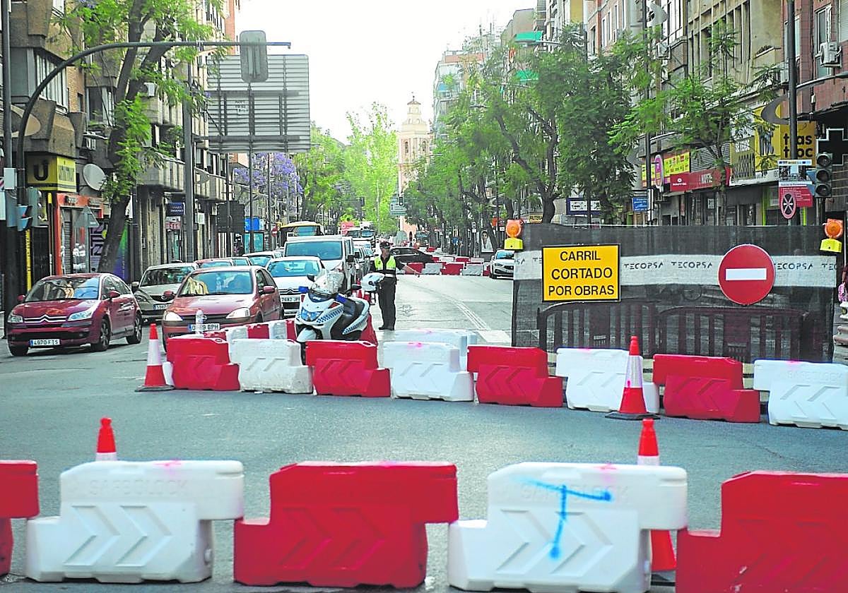 Imagen de la calle Floridablanca en obras, donde el PSOE deja de ser la fuerza más votada.