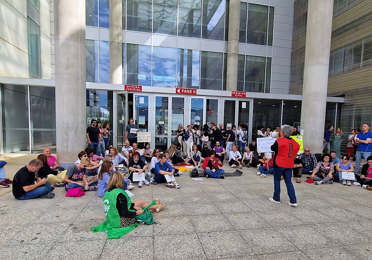 Sentada de funcionarios, en la mañana de este miércoles, a las puertas de la Ciudad de la Justicia de Murcia.