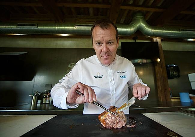 Pablo González manipula un ojo de atún en las dependencias del departamento de I+D de su restaurante.