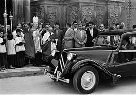 Bendición de un vehículo en la puerta de la Catedral con motivo de la festividad de San Cristóbal (1958).