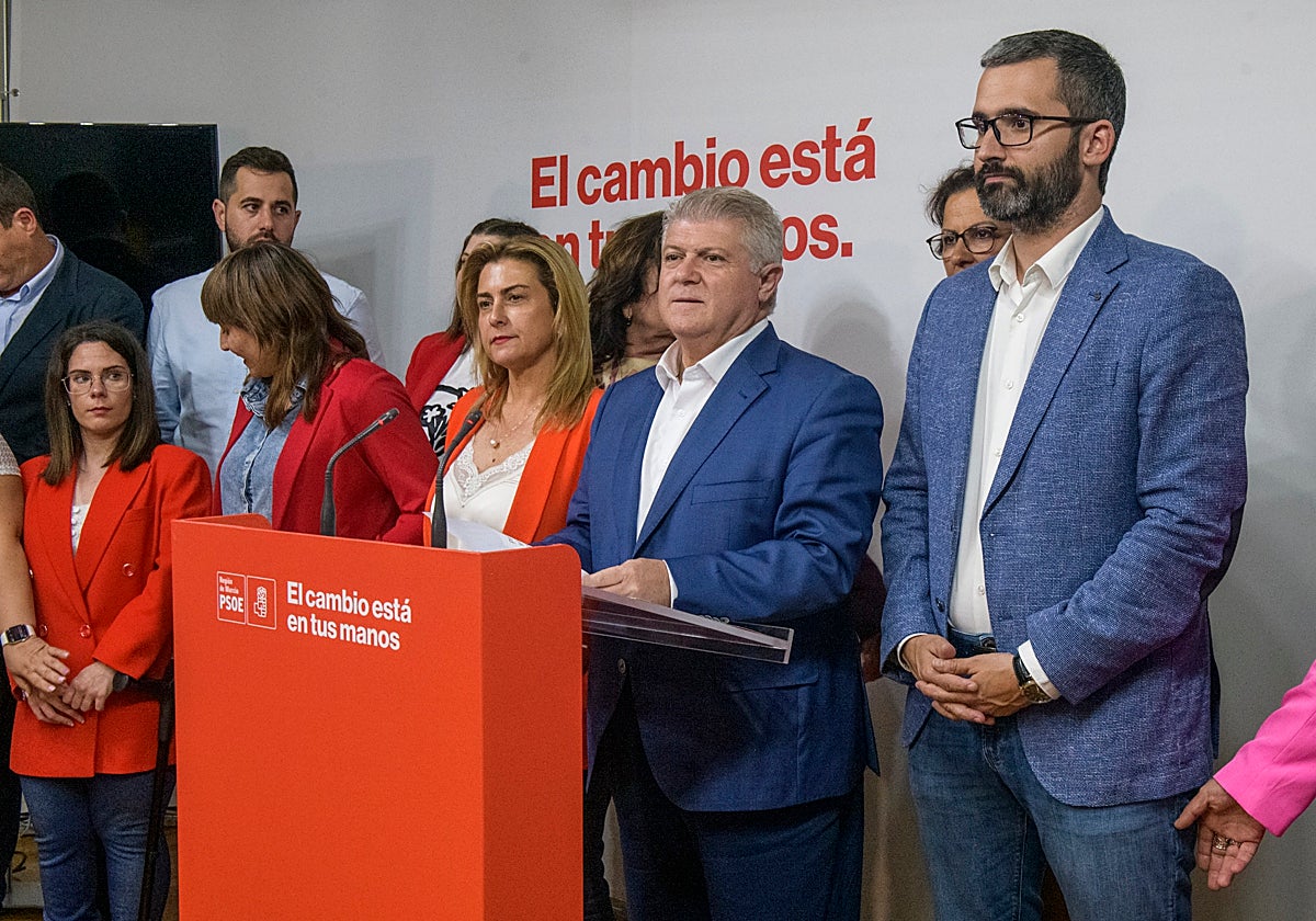 José Vélez, rodeado por integrantes de su equipo, en la noche electoral del pasado domingo.