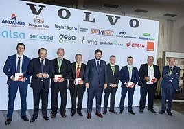 Foto de familia de los premiados y autoridades.