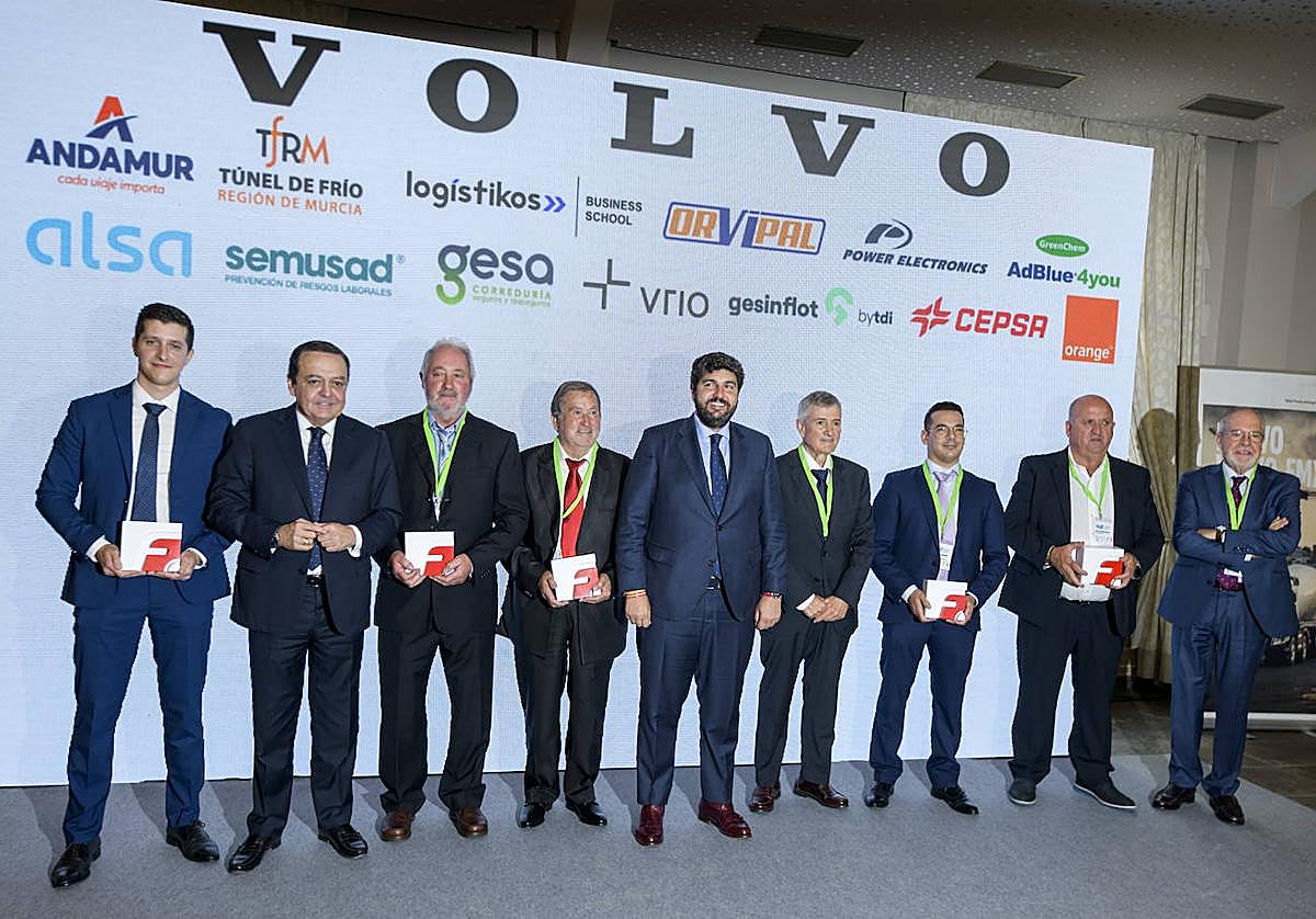 Foto de familia de los premiados y autoridades.