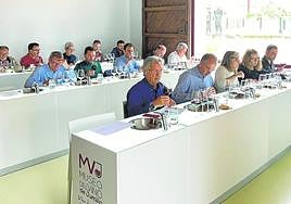 Los expertos catan los vinos de la DOP Jumilla.