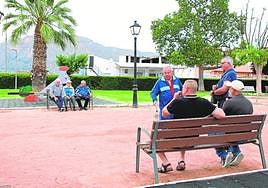 Vecinos de La Campaneta, ayer, charlan en el parque de la pedanía.