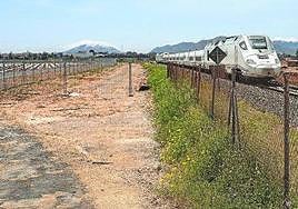 Un tren de la línea que conecta Cartagena con Madrid, circulando en 2020 cerca de Las Tejeras, donde Adif hizo el año anterior unas obras previa de adaptación de la vía.
