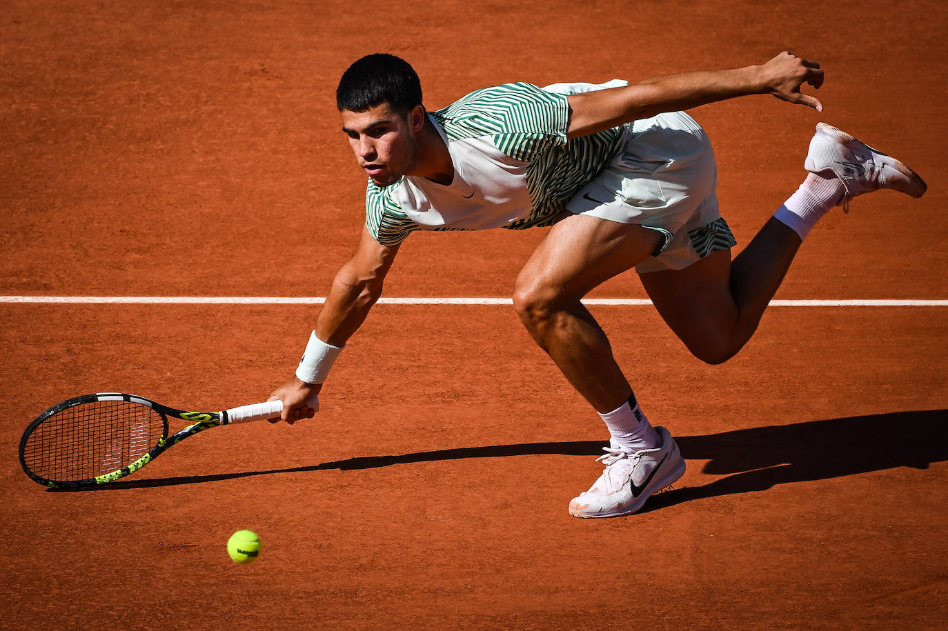 Carlos Alcaraz vence a Taro Daniel en Roland Garros