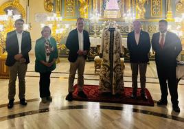 Directivos del Paso Blanco con la túnica donada.