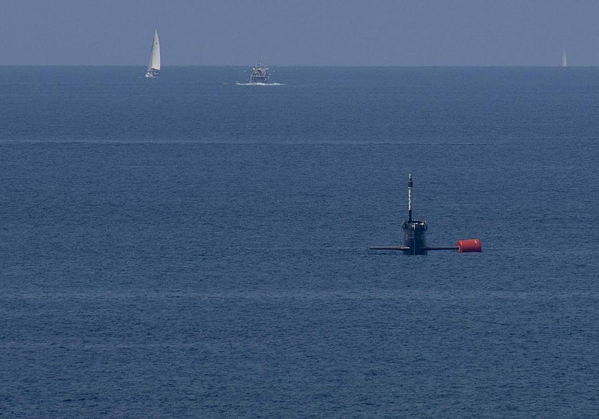 La vela del submarino asoma durante las pruebas de inmersión; detrás, el buque de rescate y salvamento 'Clara Campoamor'.