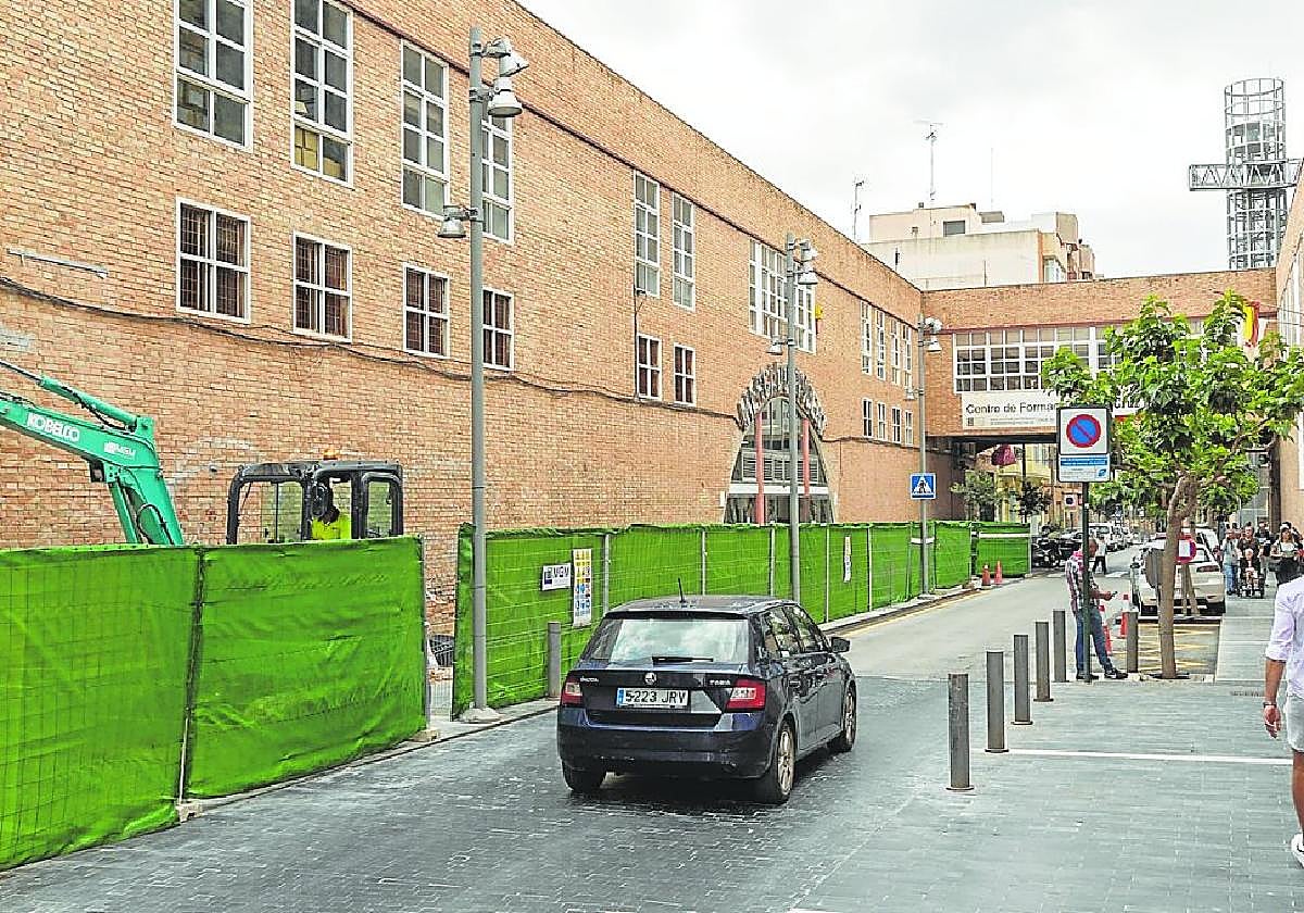 Un operario trabaja en el exterior del Mercado Gisbert ayer, ubicado en la calle del mismo nombre.
