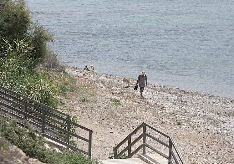 Imagen de archivo de un hombre junto a sus mascotas en La Calera.