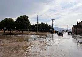 Una de las calles de Alhama inundada por la lluvia, este viernes.