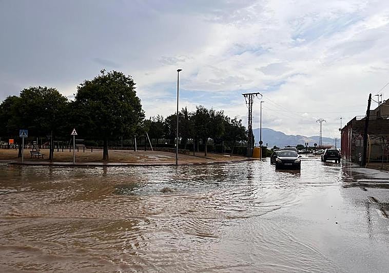 Una de las calles de Alhama inundada por la lluvia, este viernes.