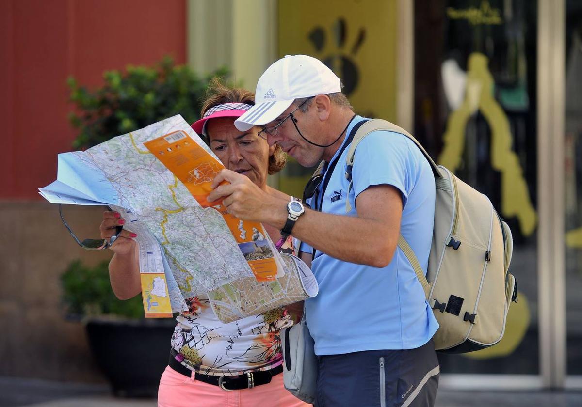 Turistas conultan un plano en Murcia en una imagen de archivo.