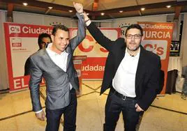 Mario Gómez y Miguel Sánchez celebran eufóricos los resultados de las elecciones municipales y autonómicas de 2015.