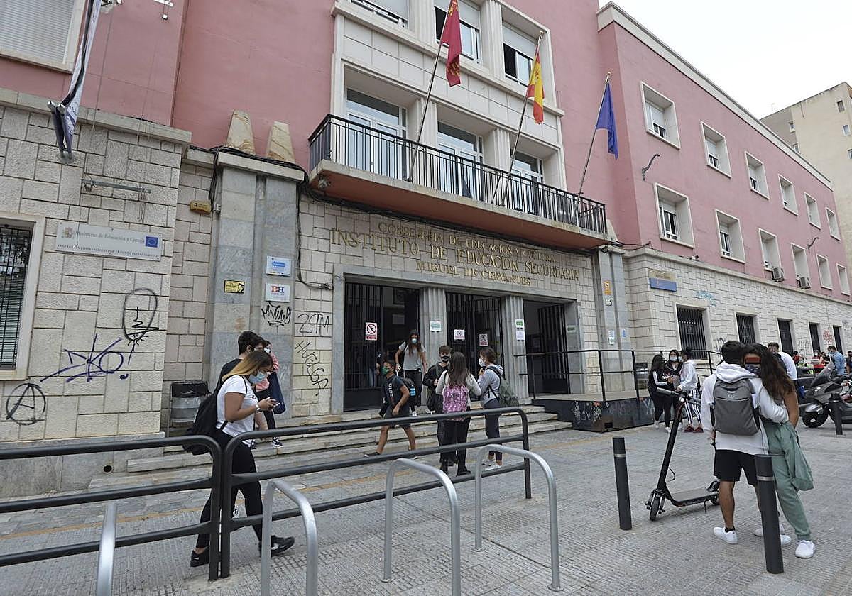 Estudiantes a la hora de salir de clase en imagen de archivo.