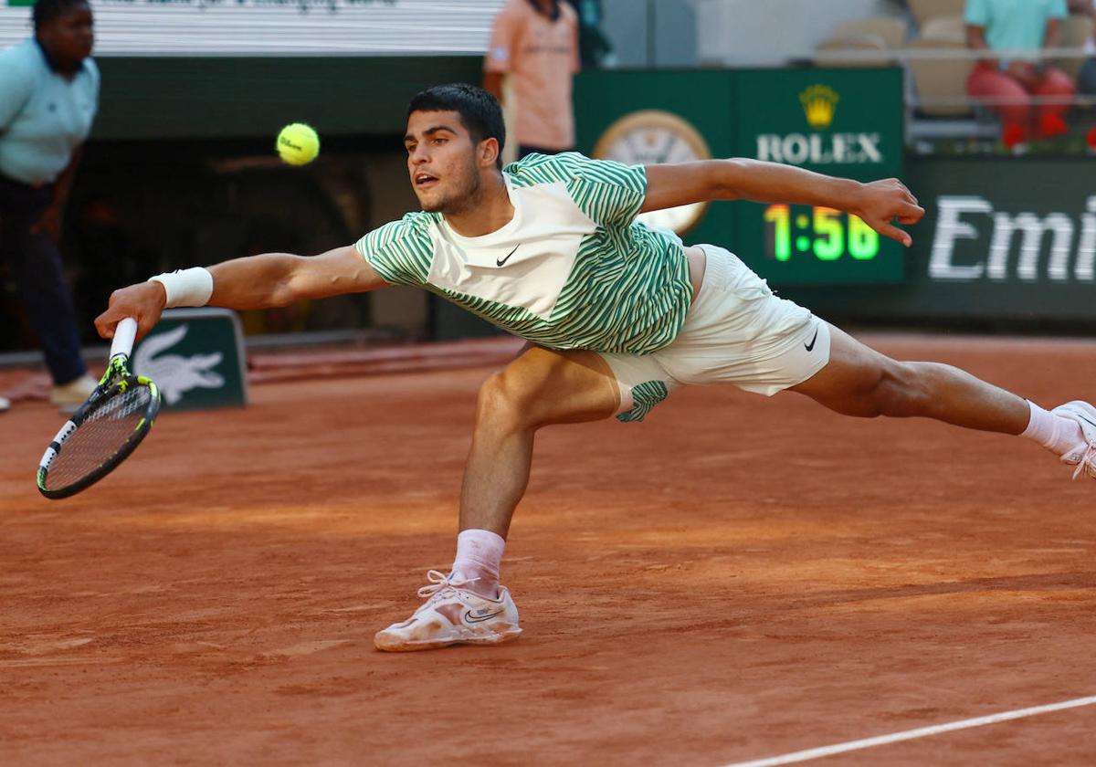 Alcaraz vence a Musetti en Roland Garros