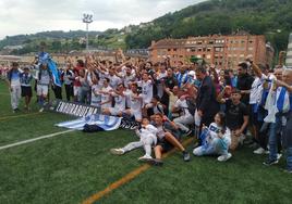 Los jugadores de La Unión celebran el ascenso sobre el césped.