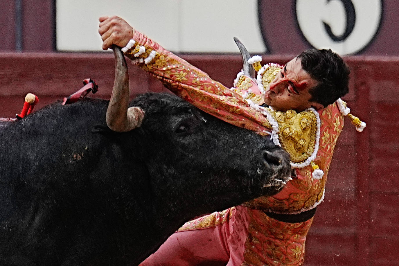 La corrida de Paco Ureña en la Feria de San Isidro en Las Ventas, en imágenes