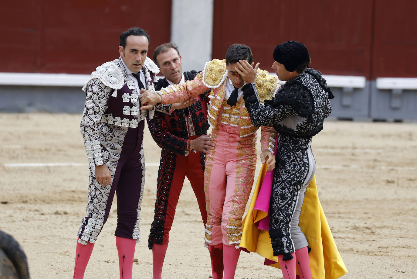 La corrida de Paco Ureña en la Feria de San Isidro en Las Ventas, en imágenes