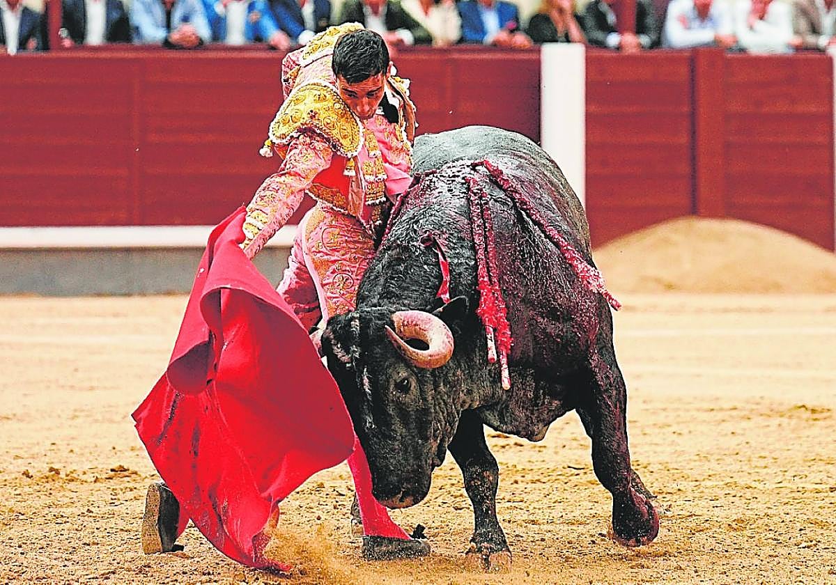 El diestro Paco Ureña da un pase con la muleta al segundo de los de su lote.